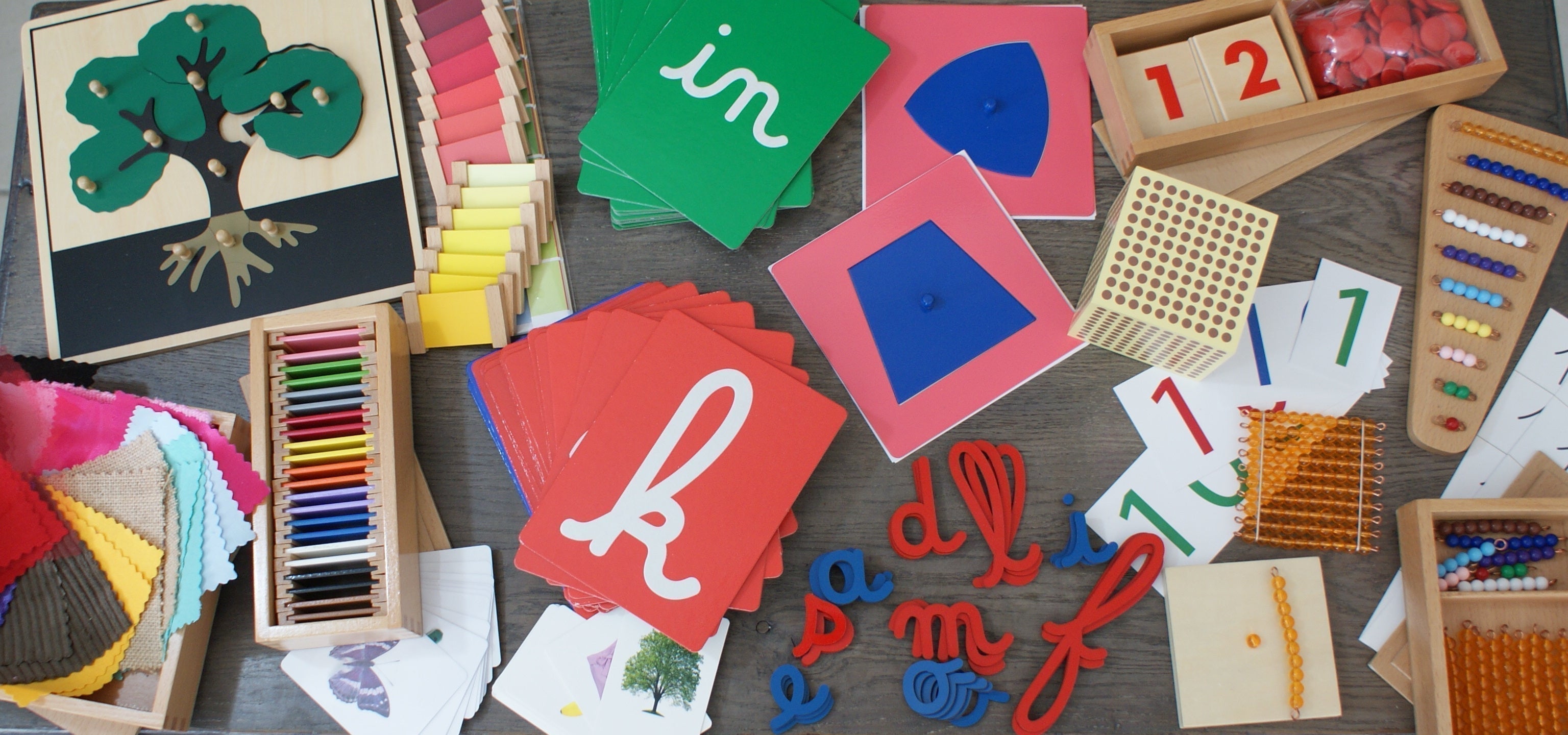 Pourquoi le matériel Montessori est-il en bois ? Bienfaits et pédagogie