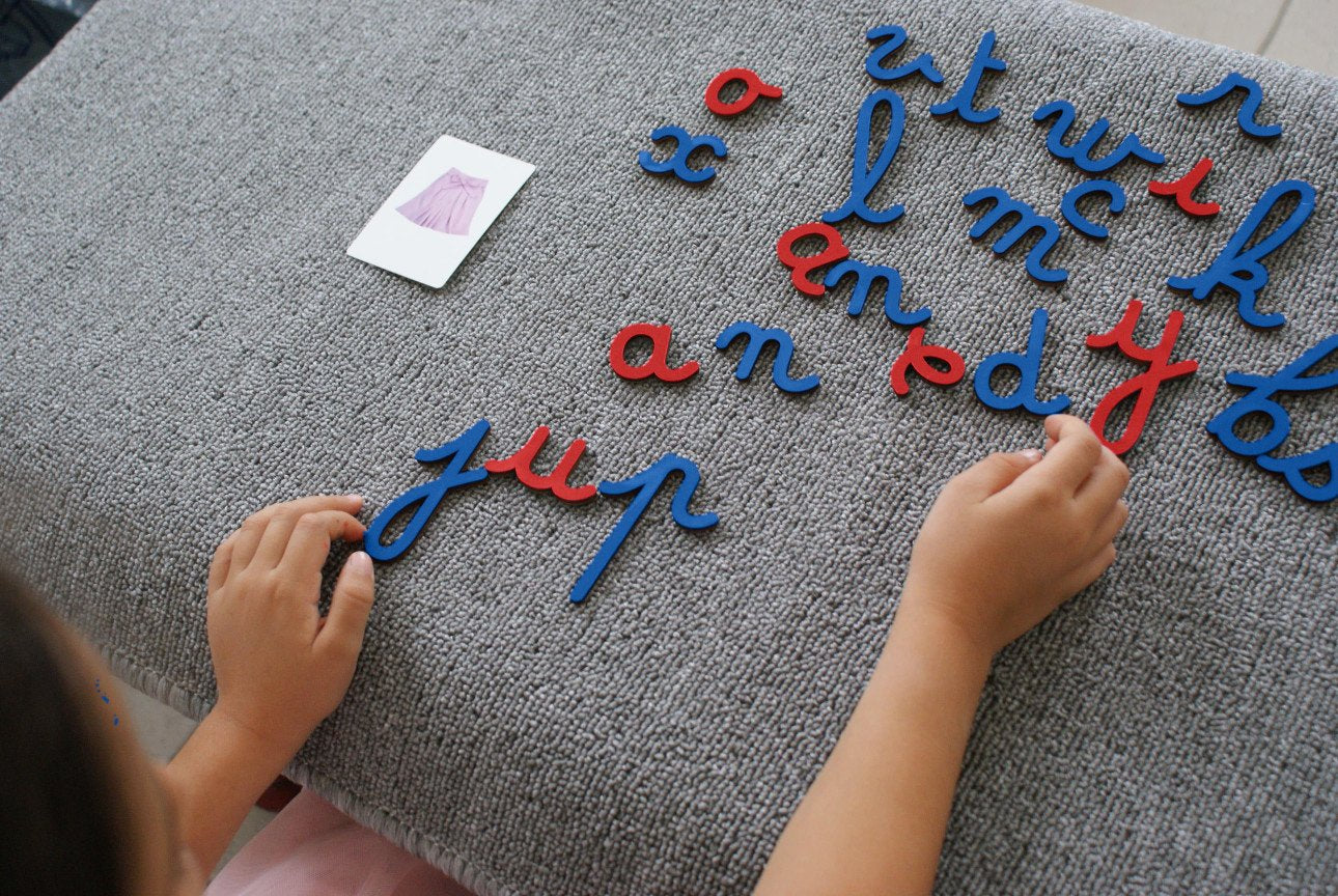Alphabet Mobile Montessori – Lettres en Bois Magnétiques (2 versions)