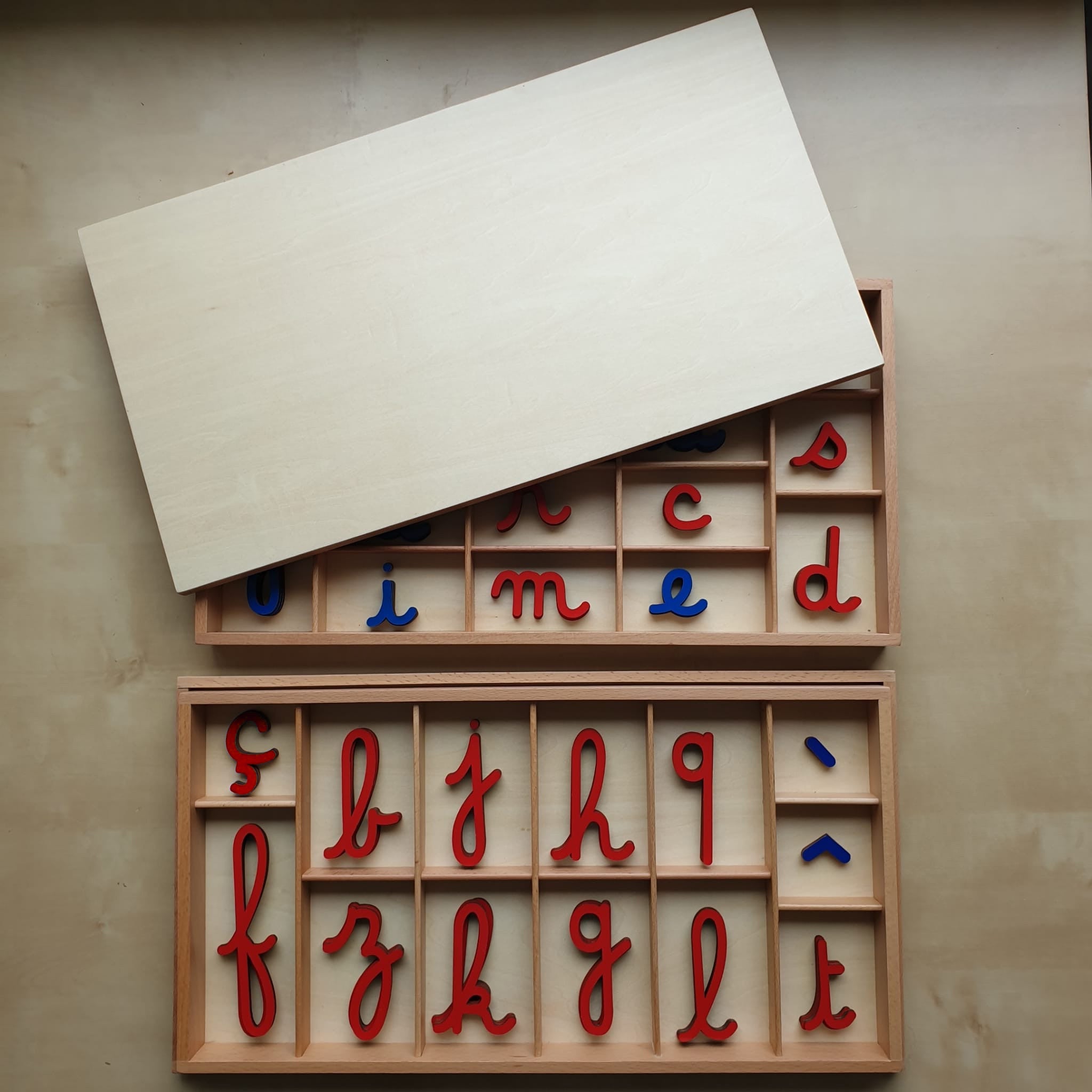 Jeu Montessori Alphabet mobile et sa boîte | MaMontessoriBox