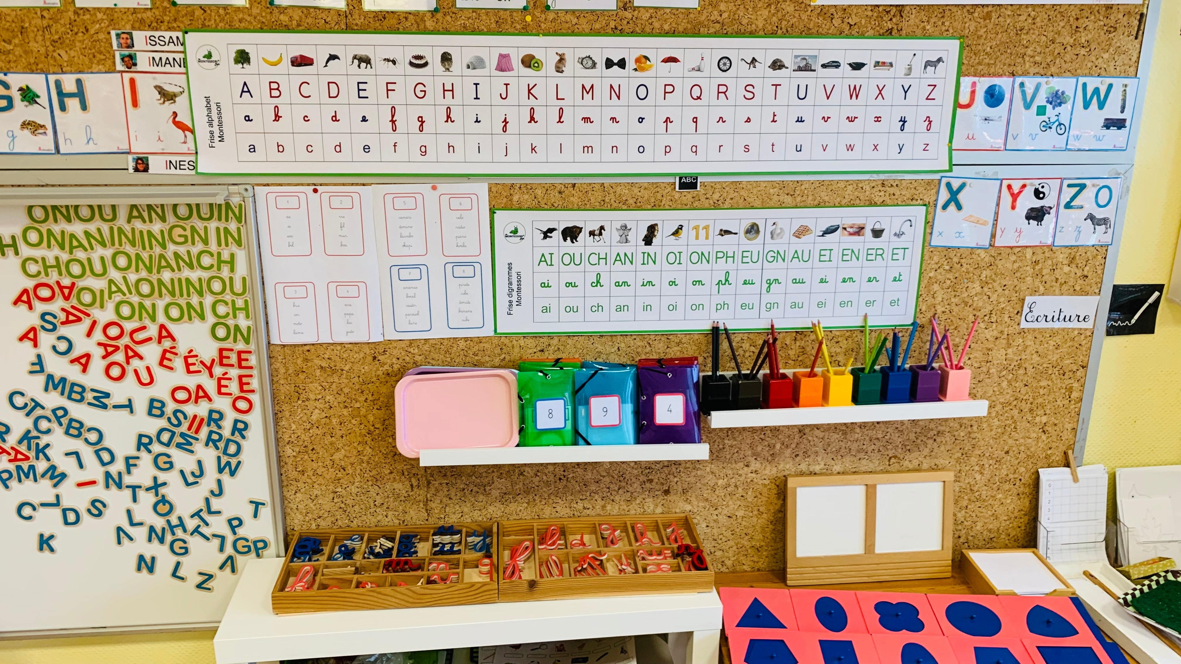 Frise alphabet murale Montessori (2 couleurs disponibles) - MaMontessoriBox